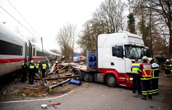 Ein Toter und elf Verletzte - das ist Bilanz des schweren Zugunglücks an der Stadtgrenze von Hamburg. - © Daniel Bockwoldt/dpa
