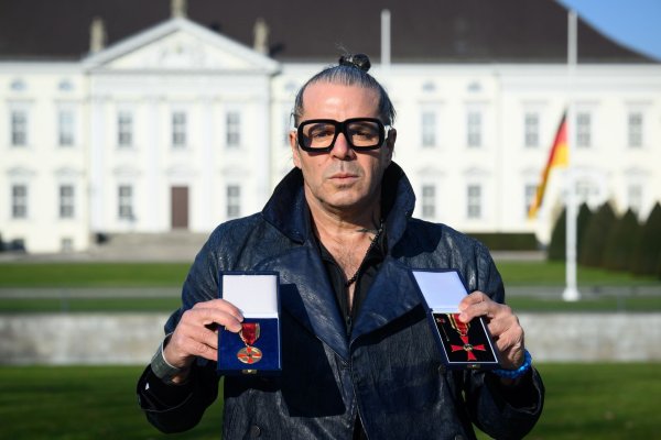 Der Künstler Luigi Toscano hat seine Verdienstmedaille sowie das Bundesverdienstkreuz des Holocaust-Überlebenden Albrecht Weinberg aus Protest Bundespräsident Frank-Walter Steinmeier zurückgegeben. - © Bernd von Jutrczenka/dpa