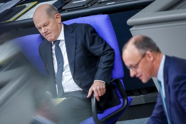 Kanzler und Herausforderer lieferten sich erneut einen harten Schlagabtausch im Bundestag. - © Kay Nietfeld/dpa