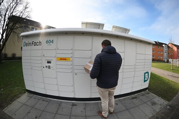In Betrieb genommen: Der Geschäftsführer der DHL-Tochter DeinFach, Lukas Beckedorff, legt ein Paket in einen seiner Automaten. - © Wolf von Dewitz/dpa