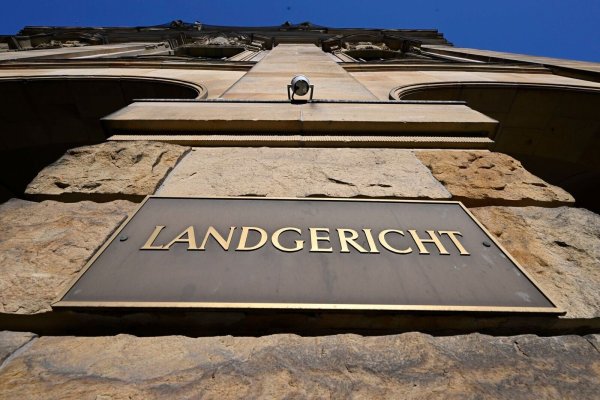 Im Prozess gegen einen 62 Jahre alten Ex-Kripo-Beamten und zwei Mitangeklagte am Landgericht Mönchengladbach wurde die Anklage noch nicht verlesen. (Archivbild) - © Roberto Pfeil/dpa