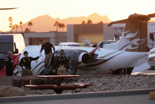 Am Flughafen Scottsdale hat ein Privatjet ein parkendes Flugzeug gerammt. - © Ross D. Franklin/AP/dpa