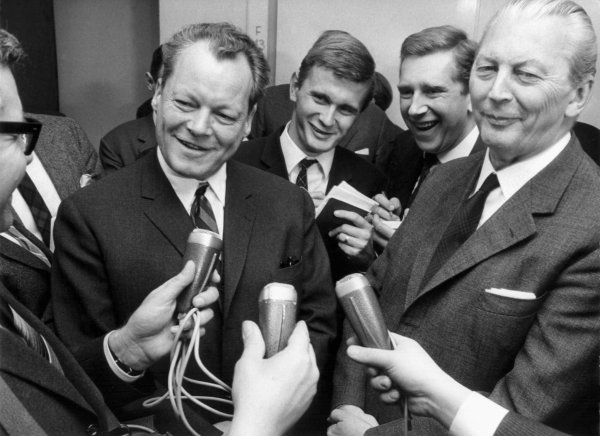 Die erste «Groko»: CDU-Kanzlerkandidat Kurt Georg Kiesinger und SPD-Chef Willy Brandt besiegeln 1966 das Bündnis aus Union und Sozialdemokraten, die zusammen auf fast 87 Prozent der Stimmen kamen (2021: 50 Prozent). - © Wolfgang Weihs/dpa