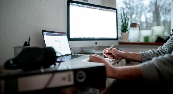 Trotz vieler Stunden im Homeoffice fühlen sich die meisten Beschäftigten nicht einsamer als im Büro. - © Fabian Strauch/dpa/dpa-tmn