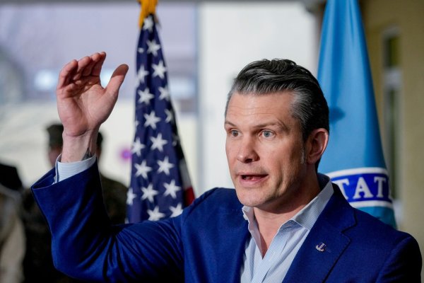 Pentagon-Chef Hegseth stellt eine Überprüfung der amerikanischen Truppenstärke überall in Aussicht. - © Michael Probst/AP/dpa