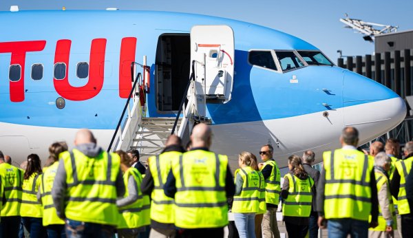 Kommt es zum Warnstreik? Flugreisende müssen sich möglicherweise auf Einschränkungen bei Tuifly einstellen. (Symbolbild) - © Moritz Frankenberg/dpa