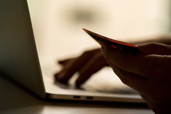 Mit dem Online-Bezahldienst Paypal ist das schnelle Bezahlen von Artikeln im Netz möglich. Doch Vorsicht: Wer spendet statt zahlt, kann Probleme bekommen. - © Franziska Gabbert/dpa-tmn