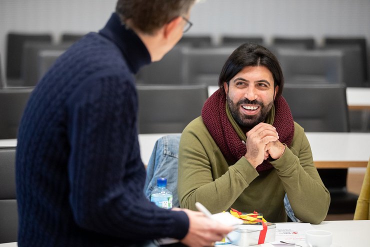 Cemal Alptekin hat seine ohnmächtige Nachbarin geretttet. - © Torben Gocke