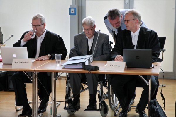 Der Angeklagte Reinhold Hanning im Verhandlungssaal zwischen seinen Anwälten Andreas Scharmer und Johannes Salmen. - © Bernhard Preuß
