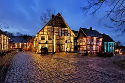 Die Beleuchtung zum "Museumsadvent" lässt die historischen Gebäude in besonderem Licht erstrahlen. - © LWL/Sieker