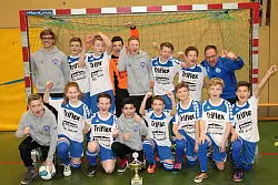 Die D1 des TBV Lemgo grüßt als Hallenkreismeister: (obere Reihe von links) Lennart Hülsmann, James Wagner. Riko Landwehr, Maximilian Röhling, Liam Raskin, Enno Tennstedt, Louis Schirmacher, Lars Schrahe sowie (vorne von links) Luis Meier, Inga Merschel, Tom Schrahe, Burak Sarioglu, Andreas Fot, Leonard Hohner, Lorenzo Meier, Elias Heinze. Es fehlen Robin Gnech und Jarno Christians. - © Stracke