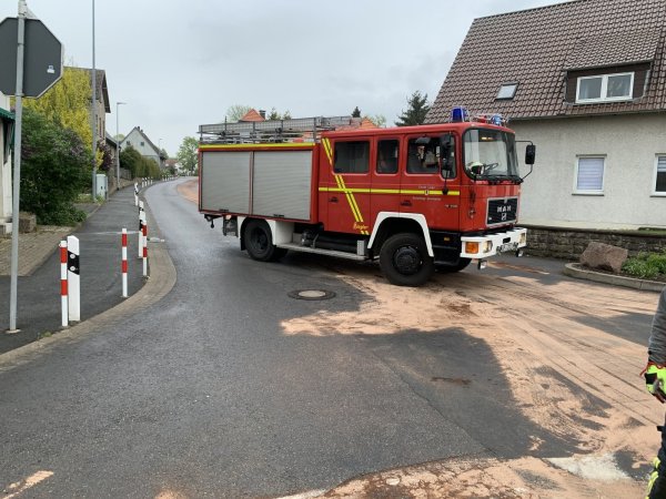 Die Ölspur in Lage-Heiden zog sich durch die Ortsmitte. - © Freiwillige Feuerwehr Lage