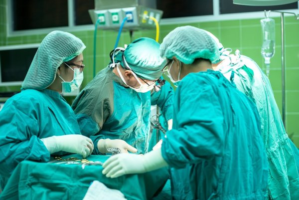 Mediziner und Pflegekräfte haben bei der Bahndlung von Covid-19-Patienten engen Kontakt zu den Infizierten. Das Infektionsrisiko ist groß. - © Symbolbild: Pixabay