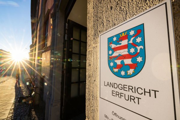Nachdem ein 75-jähriger Mann in Internetforen Kastrationen angeboten und diese bei sich zu Hause durchgeführt haben soll, muss er sich nun in Erfurt vor Gericht verantworten. - © Michael Reichel/dpa