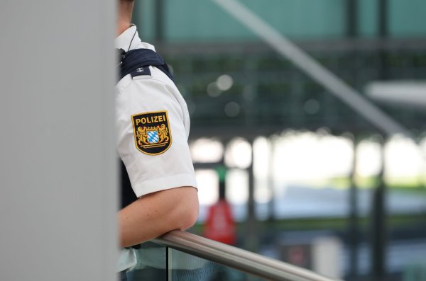 Ein Paar hat auf einem Flug «sexuelle Handlungen aneinander vorgenommen» und mit dem Verhalten gegenüber dem Flugpersonal einen Polizeieinsatz ausgelöst. - © Karl-Josef Hildenbrand/dpa