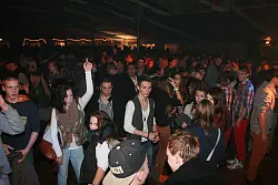 Treffpunktder Jugend: Im Zelt herrscht Hochbetrieb, wenn verschiedene DJs die angesagtesten Scheiben auflegen. Am Samstagabend wird unter dem Motto "Partynight" getanzt, tags zuvor ist der "Goparc" zu Gast, und am Sonntag hei&szlig;t es "Cocktail del mar". 
- &copy; Archivfoto: Castrup