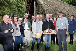 Steinzeitk&uuml;che: Viel Spa&szlig; hatten die Lions-Mitglieder auf der historischen Grillparty. - &copy; Horst Biere