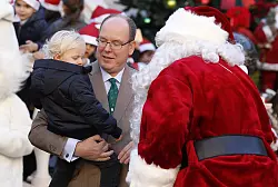 Der monegassissche Fürst Albert mit Sohn Prinz Jacques. - © dpa