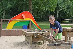 Die gro&szlig;e Matschanlage mit Kletterturm (nicht im Bild) ist auch f&uuml;r Jan ein Spa&szlig;. &Uuml;ber verscheidene Wege kann es das Wasser leiten. - &copy; Tanja Watermann