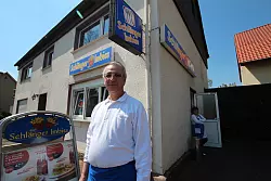 Fassungslos: Die Täter waren jahrelang Stammkunden im Schlänger Imbiss. Die Betreiber, Farhad Khanloo und Parwane Samie Pour, sind entsetzt. - © Patrick Bockwinkel