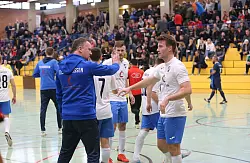 Asemissens Trainer Carsten Skarupke im Austausch mit Torben Becker. - &copy; Paul Cohen