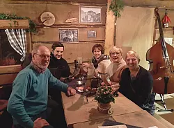 (von links) Besucher Hartmut Rissiek, Organisator Kai-Daniel Schmidt, Besucherinnen Susanne Dümchen, Elke Rissiek und Rosi Schröder feiern in der Almhütte - © Julia Kube