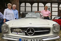 Imposante Erscheinung: Organisatorenpaar Erika Gerlach und Reinhard Laß sowie Helma Sperling, Präsidentin des Regionalclubs Dortmund im Mercedes-Benz SL-Club Pagode, mit ihrem 230 SL Pagode. - © André Gallisch