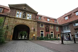 Majestätischer Eingangsbereich: Rechts ist der Einlass zum ganztägig geöffneten Klosterstübchen zu erkennen. - © Tobias Schreiner