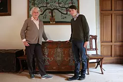 In langer Tradition: Isi von Ker&szlig;enbrock-Krosigk ist die derzeitige Herrin auf Schloss Barntrup. Ihr Enkel Gregor ist aber oft zu Besuch. Sie stehen im Rittelsaal, der auf zahlreichen Gem&auml;lden die lange Ahnenreihe der Ker&szlig;enbrocks zeigt. - &copy; Yvonne Glandien