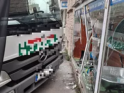 Der Lastwagen ist mit der Front in die Scheibe eines Gesch&auml;fts gefahren. - &copy; Janet K&ouml;nig
