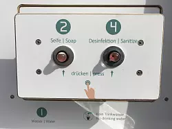 Die mobile Handwaschstation bietet warmes Wasser, Seife, Desinfektionsmittel und Papierhandt&uuml;cher. Alles was ben&ouml;tigt wird, sind ein Wasser- und Abwasseranschluss sowie normaler Haushaltsstrom. Fertig ist die mobile Waschstation. - &copy; Seda Hagemann