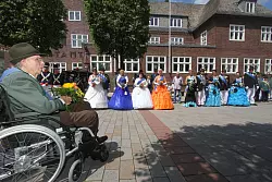 Klare Worte: Der Ehrenoberst Otto Struck spricht zur Bad Salzufler Schützengesellschaft und den Gastvereinen vor der Post. - © Daniel Hobein