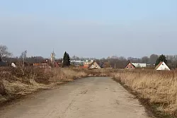 Nahe dran: Vor allem Anwohner der S&ouml;lterstra&szlig;e (im Hintergrund) bef&uuml;rchten, dass das neue, auf einem ehemaligen Acker geplante Gewerbegebiet f&uuml;r sie zus&auml;tzlichen L&auml;rm und Verkehr bringt und damit ihre Lebensqualit&auml;t negativ beeinflusst. - &copy; Katrin Kantelberg
