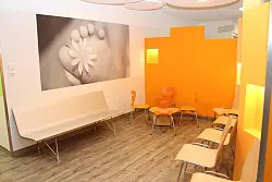 Beruhigend: Der Wartebereich ist in einem freundlichen Orange gehalten. Er ist ausschlie&szlig;lich Kinderpatienten und ihren Eltern vorbehalten. - &copy; Benjamin Marquardt