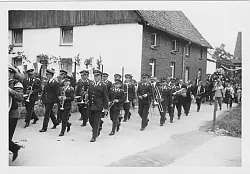 Lang ist es her: Die Musiker bei ihrem ersten Rundmarsch. - &copy; Blasorchester