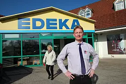 Der neue Leiter des Edeka in Bad Meinberg, Andreas Wiele, im Gespräch mit den Kunden. - © Patrick Bockwinkel(LZ)