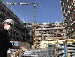 In 13 Abschnitten wandert die Baustelle um das Kreishaus. Uwe Schulte vom Technischen Geb&auml;udemanagement steuert das Millionenprojekt.&nbsp; - &copy; Martin Hostert