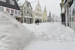 Schneefall und -verwehungen prägen vielerorts das Stadtbild, hier die Lemgoer Mittelstraße. - © Nicole Ellerbrake