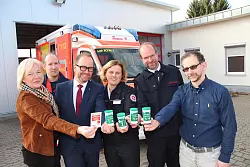 Präsentieren die Notfalldose: (von links) Ellen Tölle (LZ), Rettungsassistent Heiko Plöger, Hans-Jörg Düning-Gast (allgemeiner Vertreter des Landrates), Notfallsanitäterin Stefanie Borries, Leiter Rettungsdienst Achim Reineke und Leitender Notarzt Daniel Fischer. - © Thorsten Engelhardt