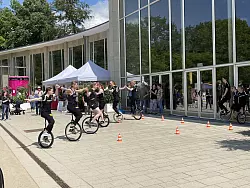 Die Einradgruppe des RSV Knetterheide beim Ehrenamtstag im vergangenen Jahr. Auch diesmal ist die Truppe wieder mit dabei - inklusive Auftritten auf der B&uuml;hne. - &copy; Stadt Bad Salzuflen
