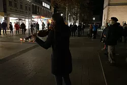 Laura Relitzki spielt auf der Violine. Abgesehen davon bleibt das Gedenken an die schrecklichen Geschehnisse des 9. November 1938 auf dem Detmolder Marktplatz still. - &copy; Jost Wolf