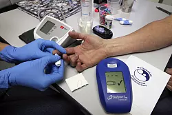 Kleiner Pieks: Zu den wichtigsten Untersuchungen einer Schwangeren gehört die Messung des Eisengehaltes im Blut. - © Bernhard Preuß