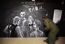 Mit Gucklöchern: Eine der Kabinen der Sonderausstellung widmet sich unter der Überschrift Tabu den verschwiegenen Nebengeschichten auf öffentlichen Toiletten wie Sex und Drogen. - © Bernhard Preuß