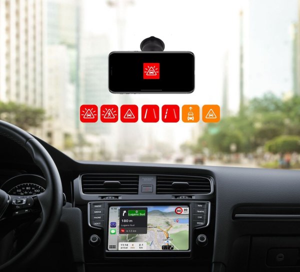 «Magic Earth» im Carplay-Modus: Während das iPhone per Kamera die Umgebung im Blick behält und nur Warnungen auf seinem Display anzeigt, läuft die Navigation auf dem Bildschirm des Auto-Entertainmentsystems. - © Magic Earth/dpa-tmn