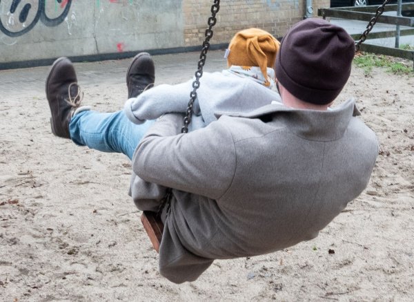 «... Vater sein dagegen sehr»: Viele Väter in Deutschland werden laut Studie zufolge ihren eigenen Vorstellungen von guter Vaterschaft nicht gerecht. - © Marco Rauch/dpa