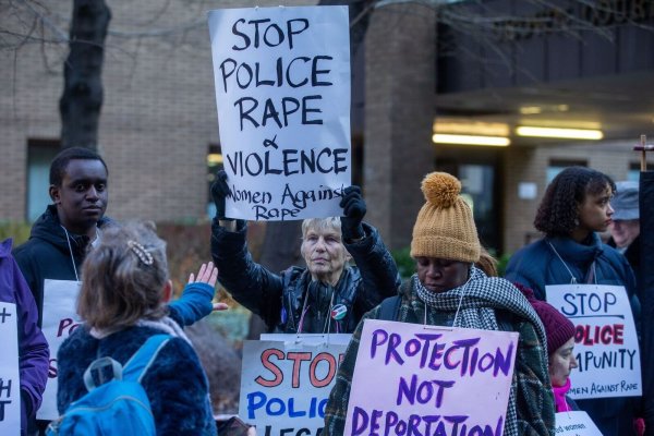 Demonstrantinnen von Women Against Rape & Women of Colour Global Woman\\\'s strike versammeln sich vor dem Southwark Crown Court in London. - © Tayfun Salci/ZUMA Press Wire/dpa