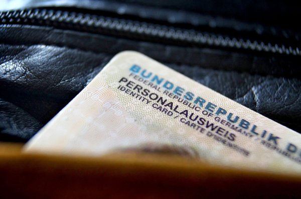 Im Netz könnten digitale Identitäten den analogen Personalausweis ablösen. - © Karl-Josef Hildenbrand/dpa/dpa-tmn