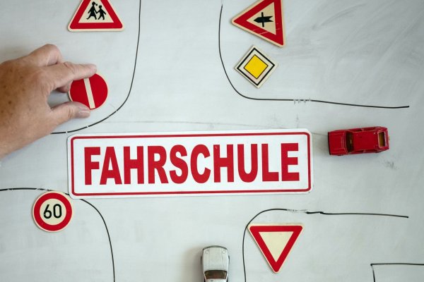 Der Erwerb eines Führerscheins ist teuer geworden. - © Swen Pförtner/dpa