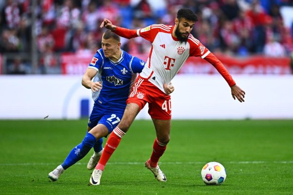 Die Diskussionen um den Social-Media-Beitrag von Bayerns Noussair Mazraoui (r) gehen weiter. - © Tom Weller/dpa