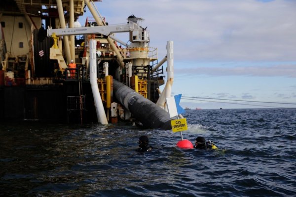 Taucher von Greenpeace protestieren nahe des Verlegeschiffs «Castoro 10» gegen den Bau einer Pipeline für das geplante Rügener LNG-Terminal. - © Lucas Wahl/Greenpeace Germany/dpa